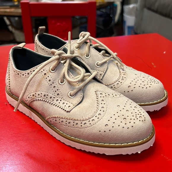 Cream dress shoes for boys size 13. - Picture 1 of 5